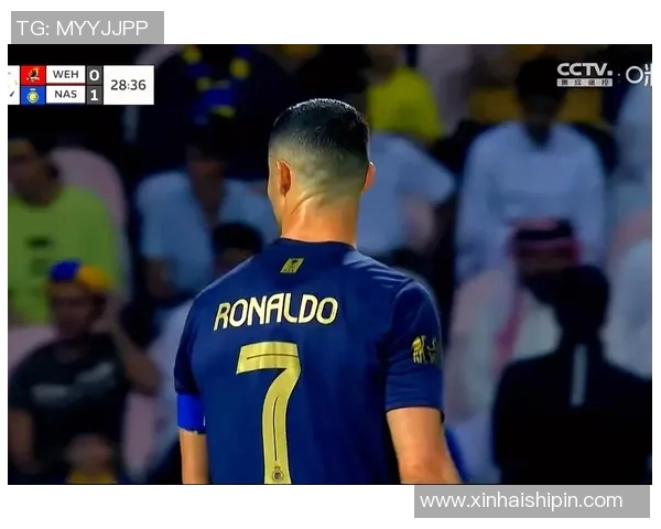 足球明星背影转场瞬间展现运动魅力与拼搏精神的完美结合